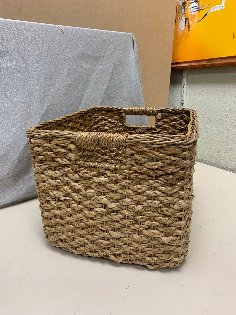 BEIGE WOVEN BASKET