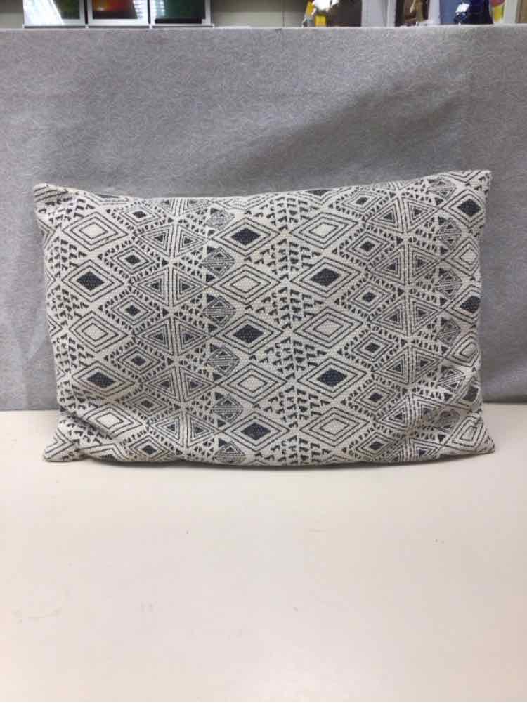 BLACK/WHITE TRIANGLES PILLOW