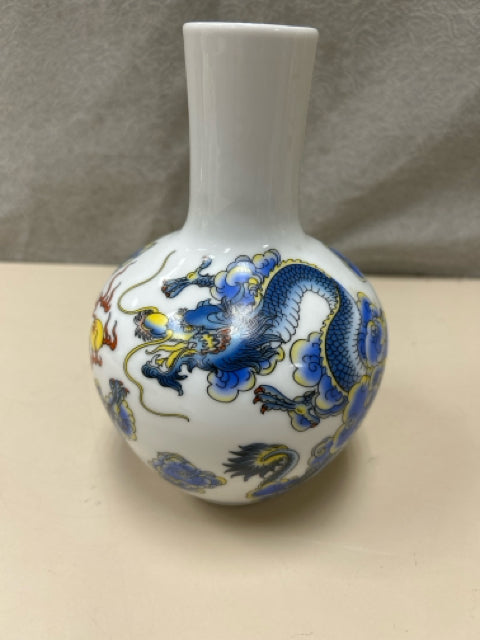 BLUE/WHITE DRAGON VASE