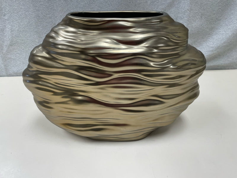 METALLIC WAVY CERAMIC VASE