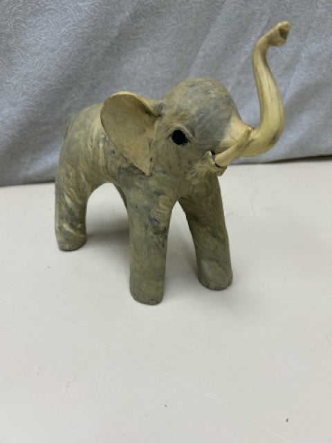 TAN CRUSHED OYSTER SHELLS ELEPHANT