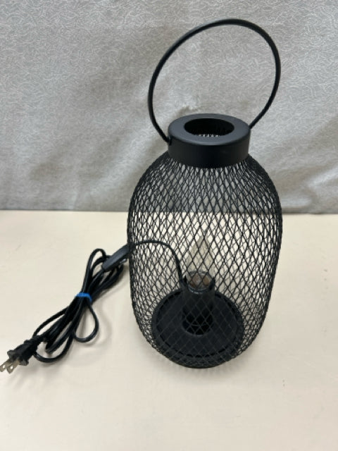 METAL WIRE LANTERN W/LIGHT