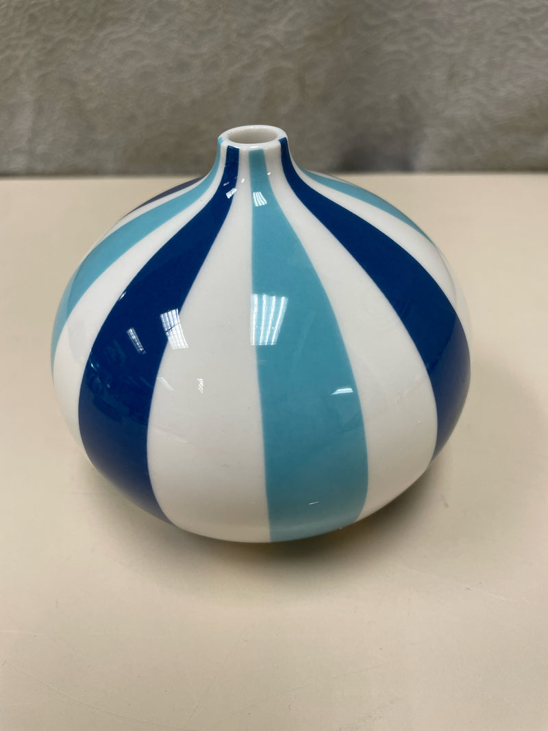 BLUE WHITE SHORT VASE