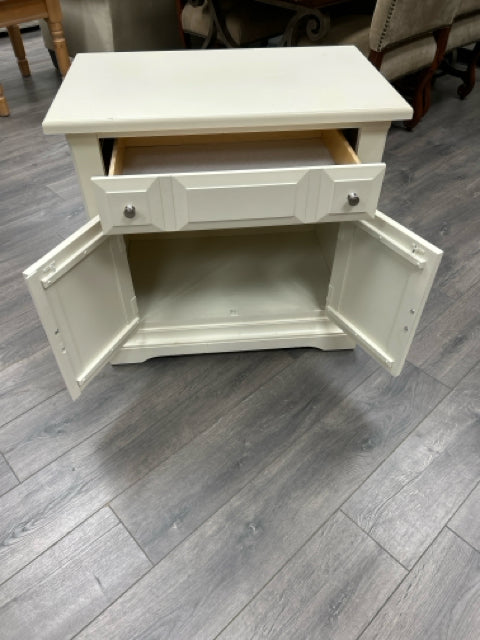 WHITE NIGHTSTAND W/DRAWER & CABINET