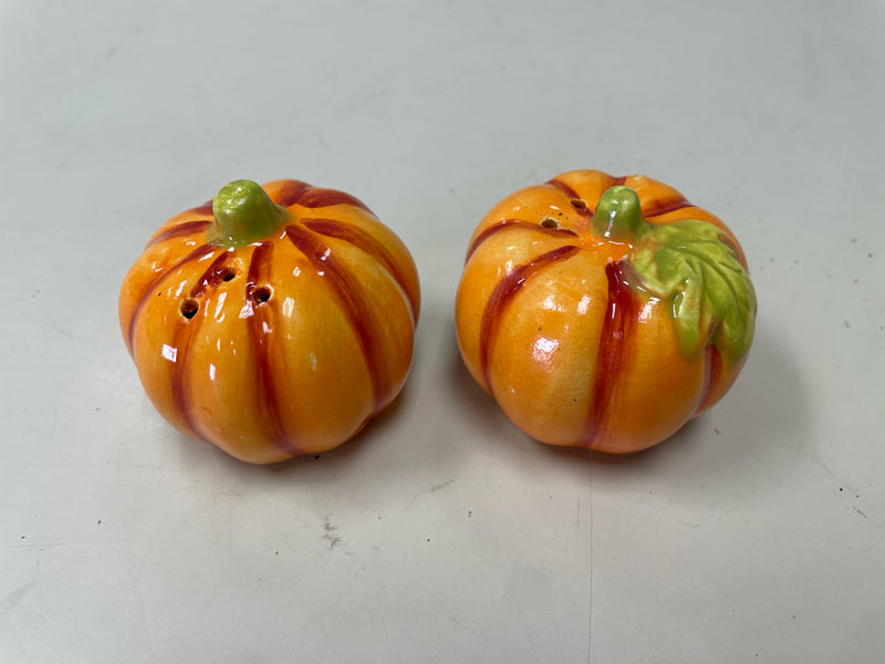 2 PUMPKIN S & P SHAKERS