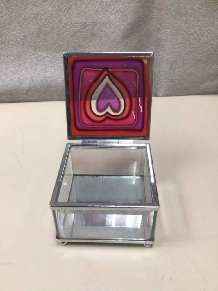 GLASS TRINKET BOX W/HEARTS
