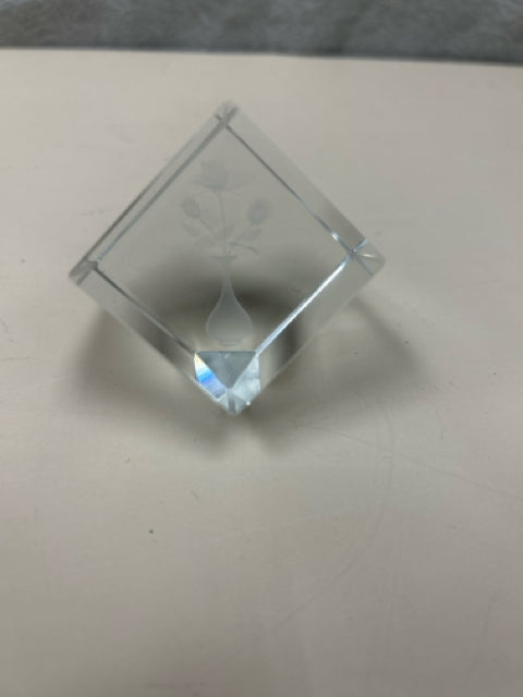 GLASS CUBE W/FLORAL INSIDE
