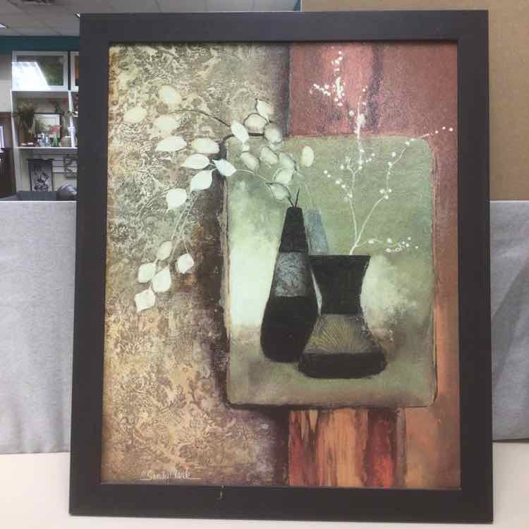 VASE W/WHITE FLORAL ARNG