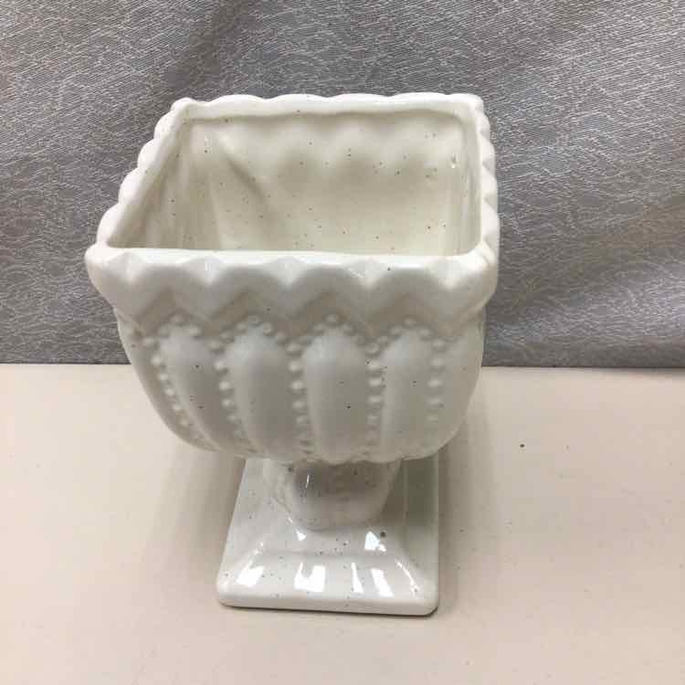 CREAM PEDESTAL PLANTER