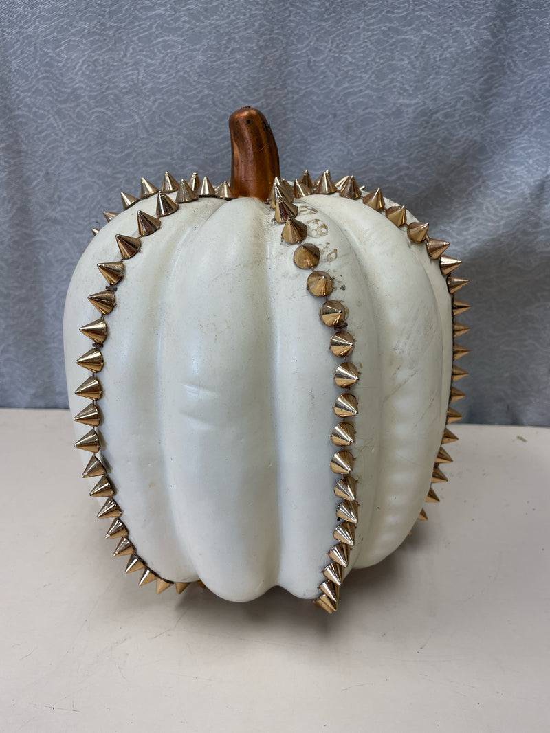 WHITE SPIKED PLASTIC PUMPKIN