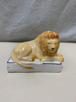 CERAMIC LION ON STAND DECOR