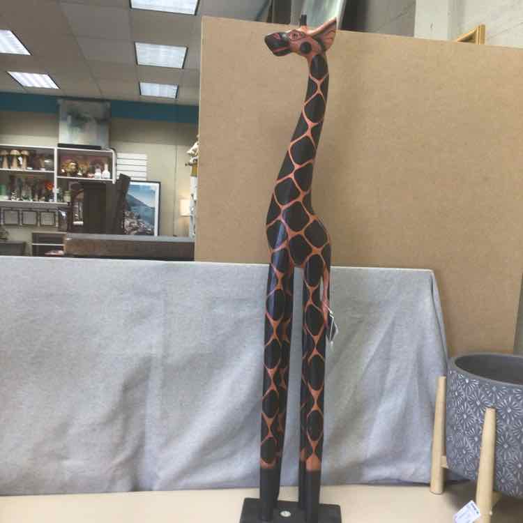WOODEN GIRAFFE STATUE