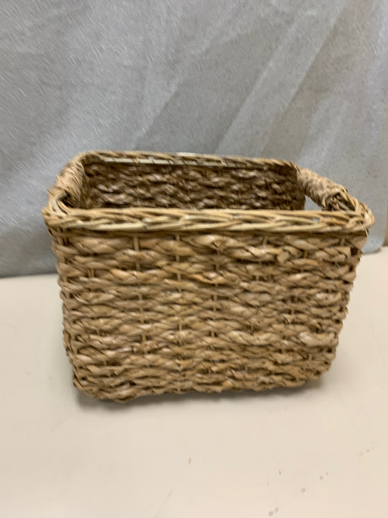 TAN SEA GRASS WOVEN BASKET