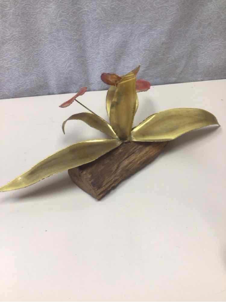 METAL FLOWER ON WOODEN BASE