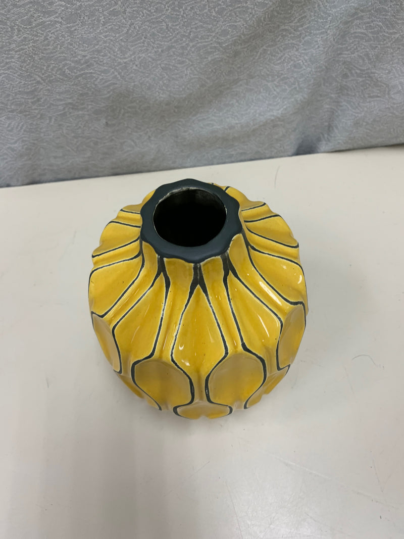 YELLOW GRAY DESIGN VASE