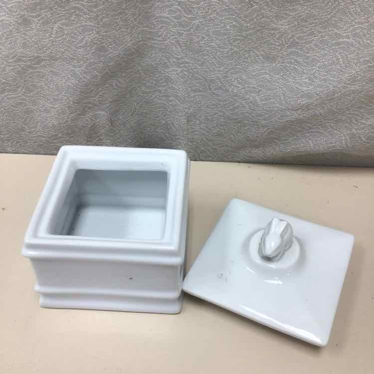 WHITE CERAMIC LIDDED CONT