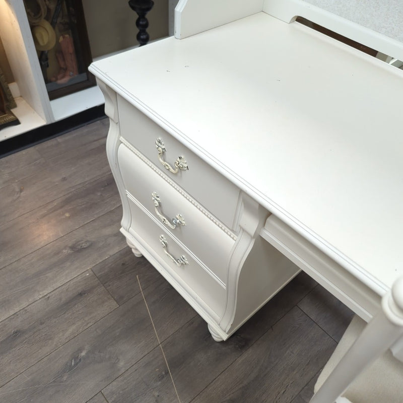WHITE DESK W/HUTCH & CHAIR