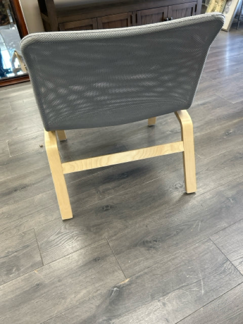"NOLMYRA" GRAY MESH W/WOOD CHAIR