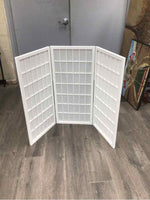 WHITE FOLDING SCREEN