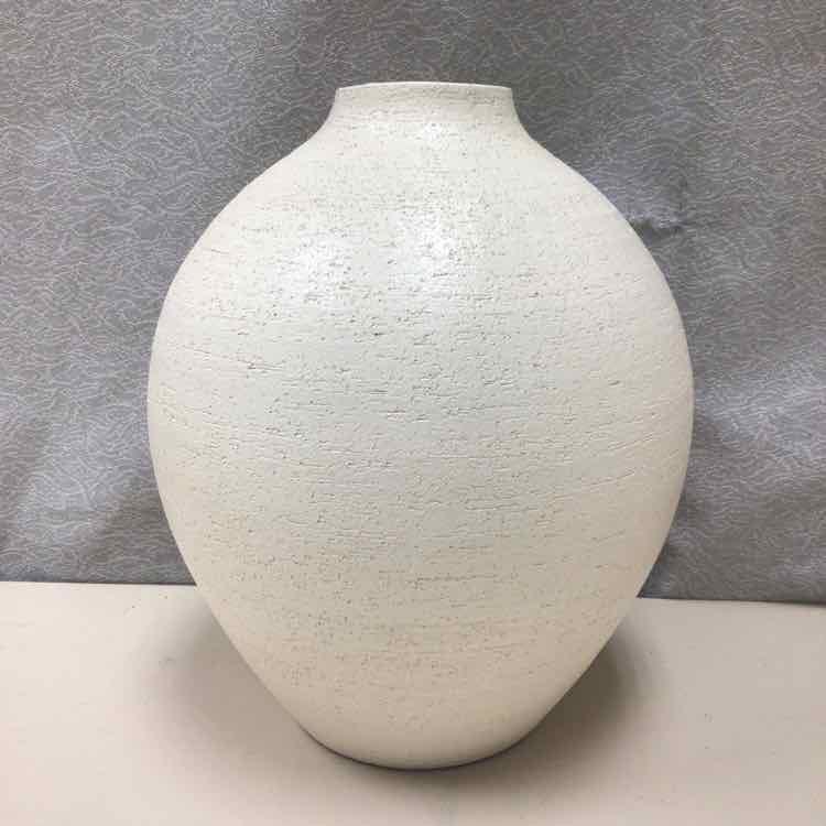 TEXTURED WHITE VASE