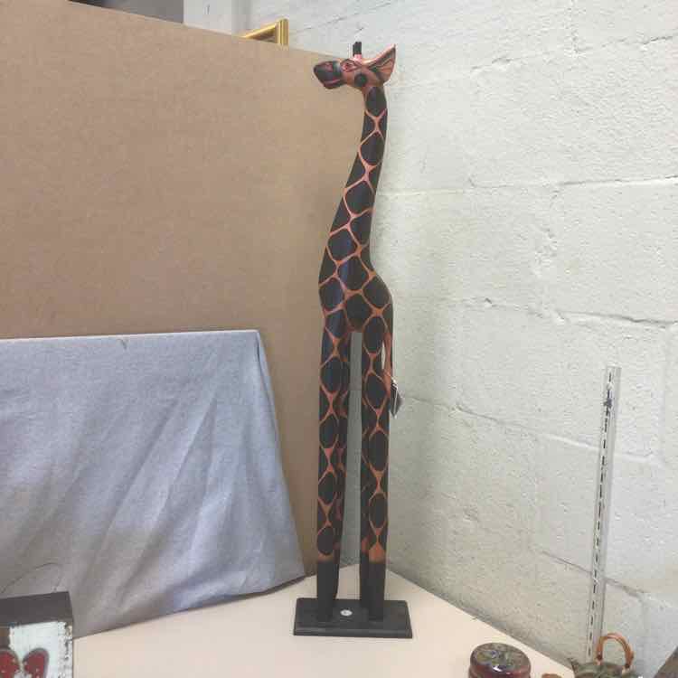 WOODEN GIRAFFE STATUE