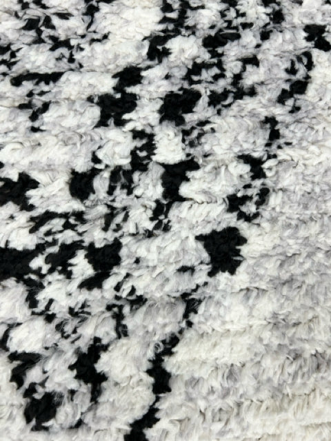BLACK WHITE DESIGN RUG