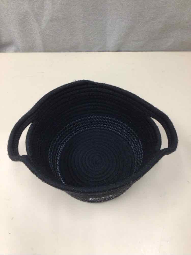 BLACK/WHITE WOVEN BASKET