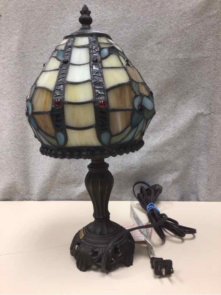 SHORT COLORFUL GLASS SHADE LAMP