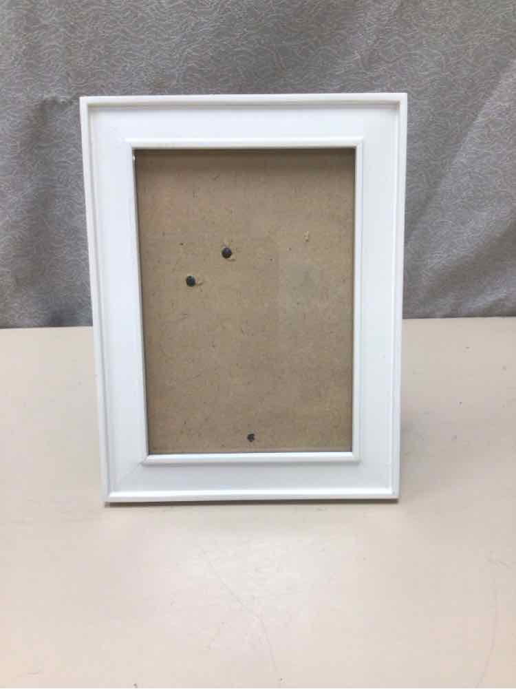 WHITE PICTURE FRAME