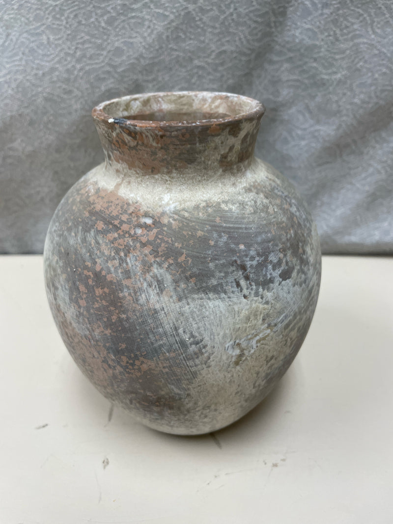 SHORT BROWN CERAMIC VASE