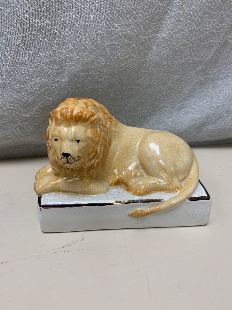 CERAMIC LION ON STAND DECOR