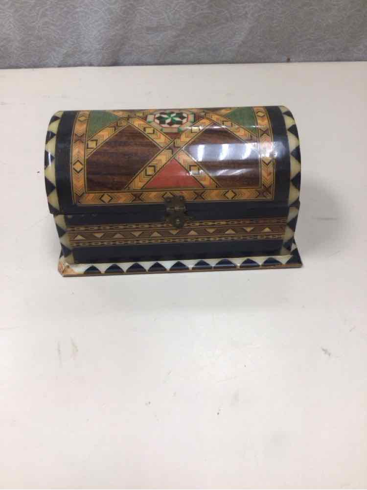 SMALL WOOD DECORATED CHEST