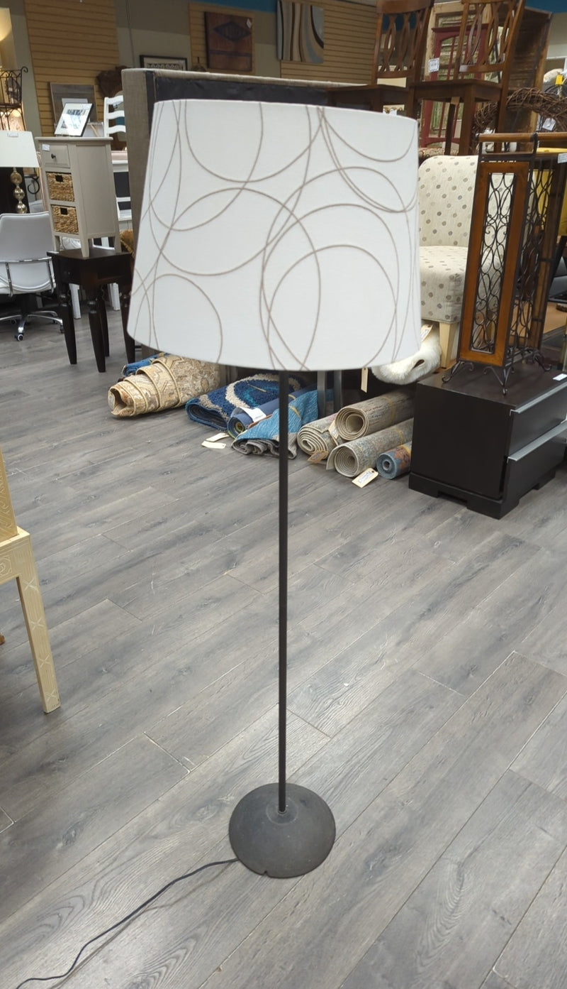 THIN METAL BASE FLOOR LAMP