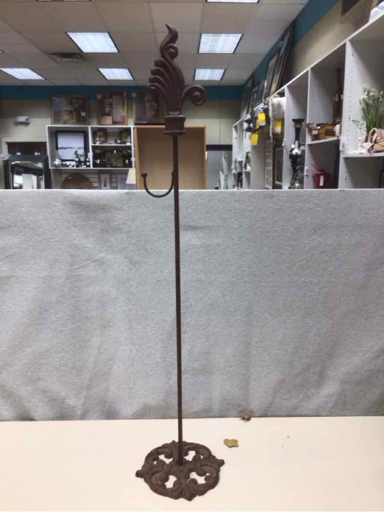 BROWN IRON WREATH STAND