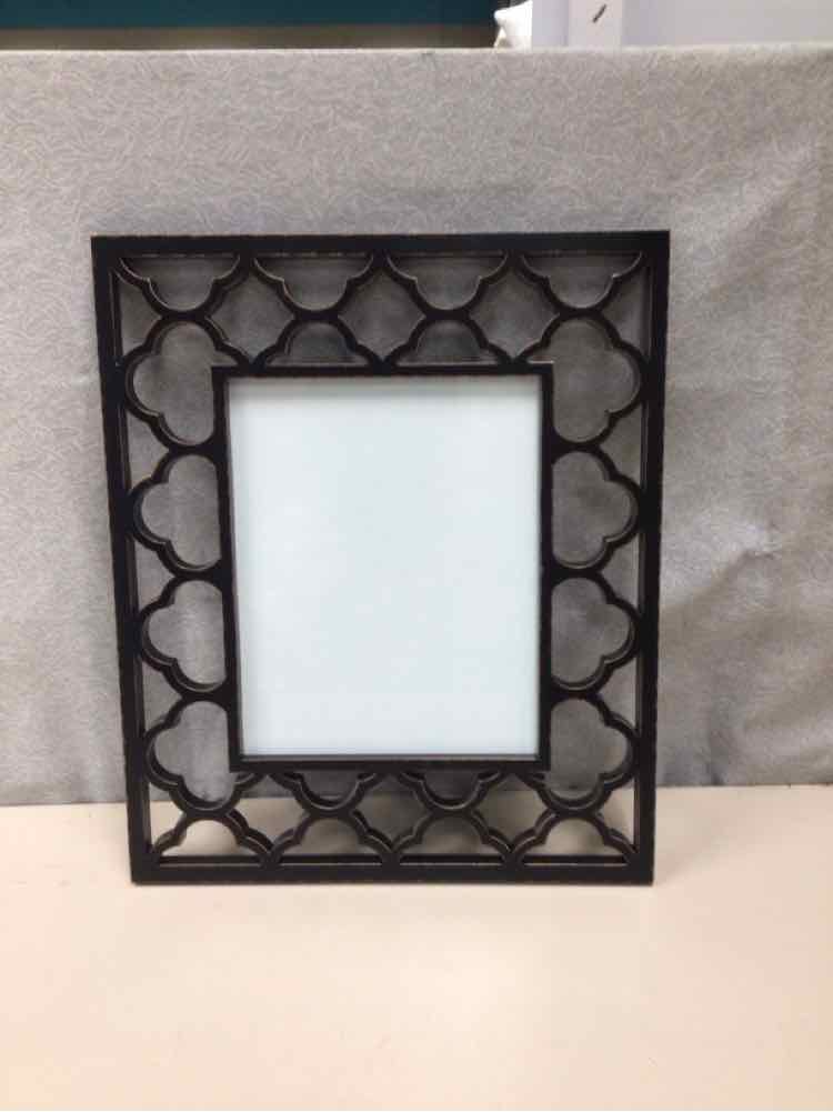 BLACK ORNATE PIC FRAME