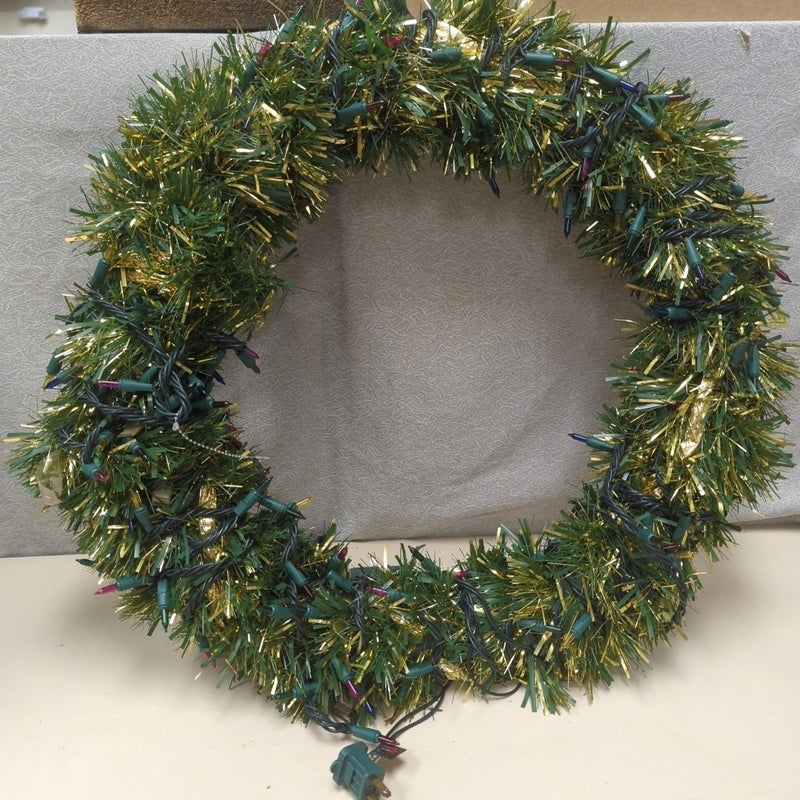 LIGHT UP WREATH W/GOLD TINSEL