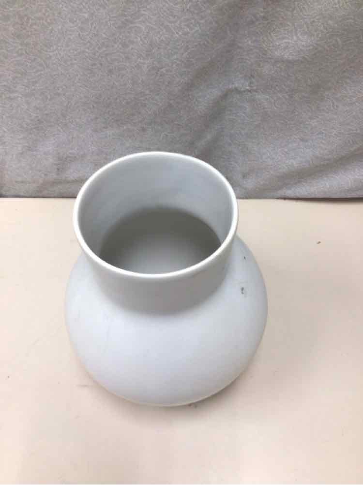 WHITE CURVED VASE