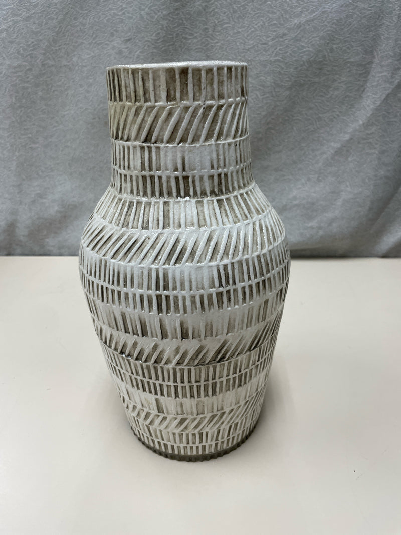 CREAM TEXTURED CERAMIC VASE