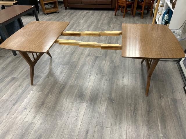 WOOD DROPLEAF TABLE W/3 LEAVES