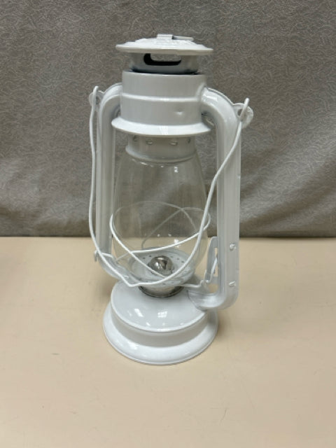 WHITE METAL/GLASS LANTERN