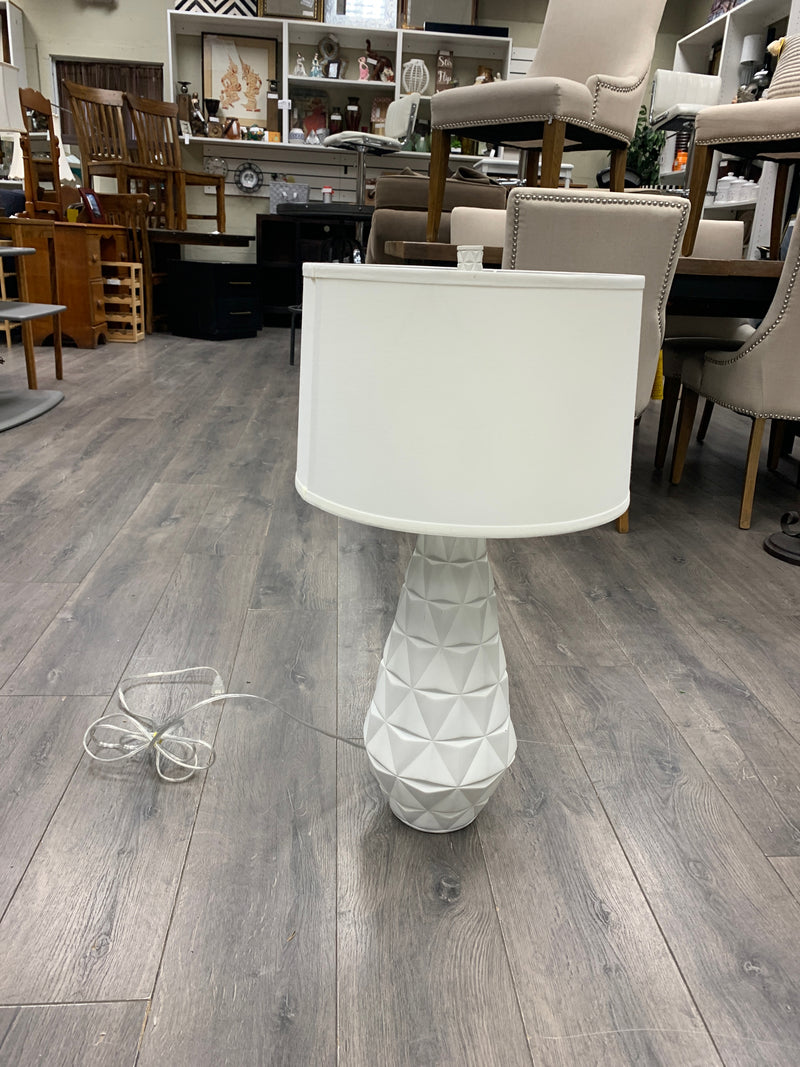 WHITE DIAMOND CONE BASE LAMP