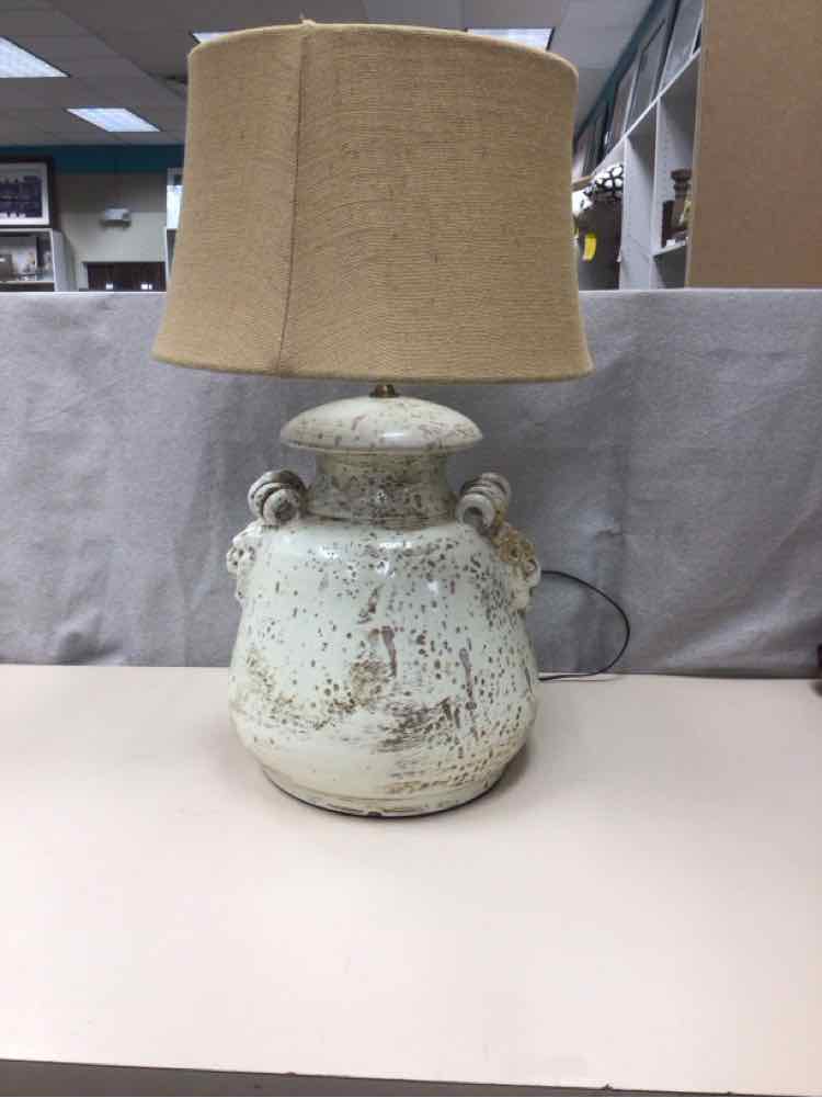 DIST. WHITE LAMP W/LION