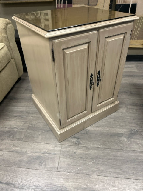 GREY PAINTED SHORT CABINET