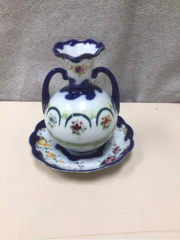 SMALL FLORAL VASE W/TRAY