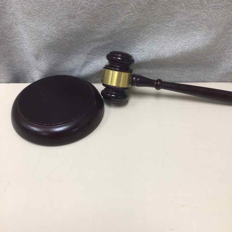 JUDGE'S GAVEL W/PEDESTAL