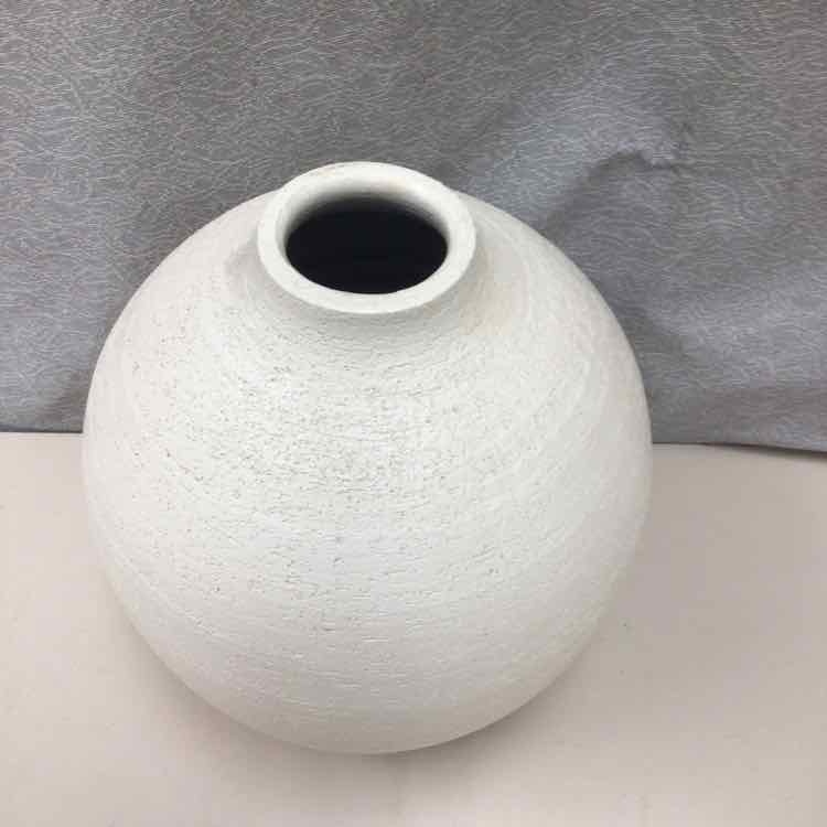 TEXTURED WHITE VASE