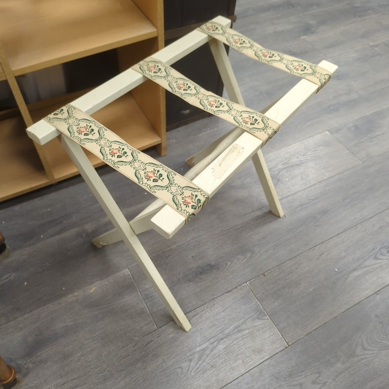 WOOD/ORNATE LUGGAGE RACK