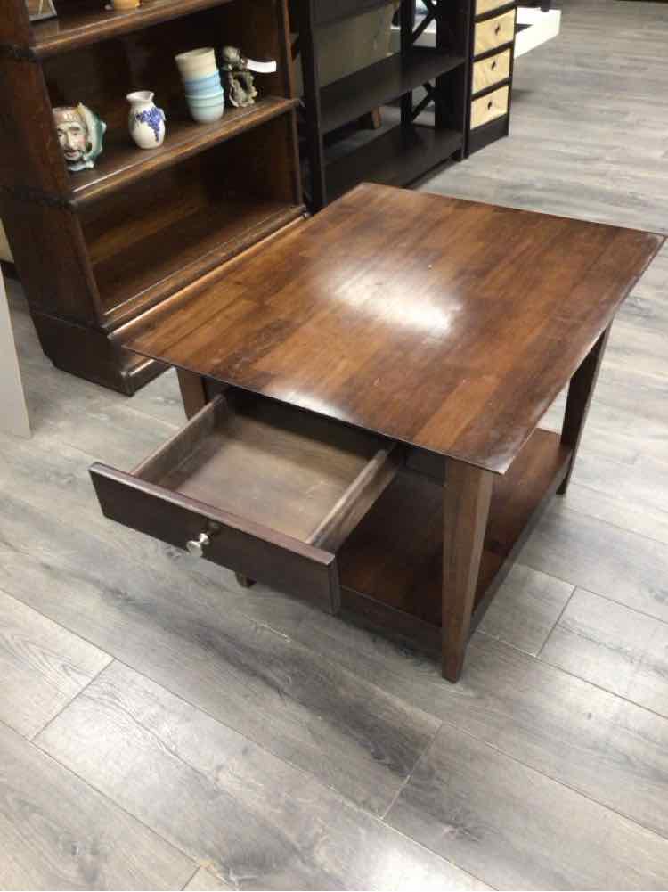 BROWN END TABLE WITH 1 DRAWER