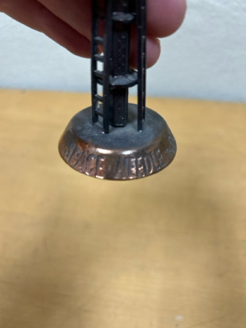 METAL SPACE NEEDLE DECOR