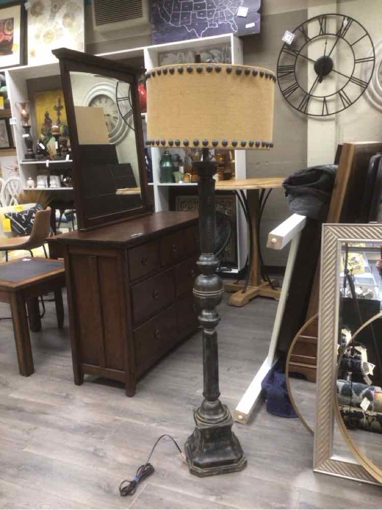 BLACK FLOOR LAMP W/BURLAP SHADE